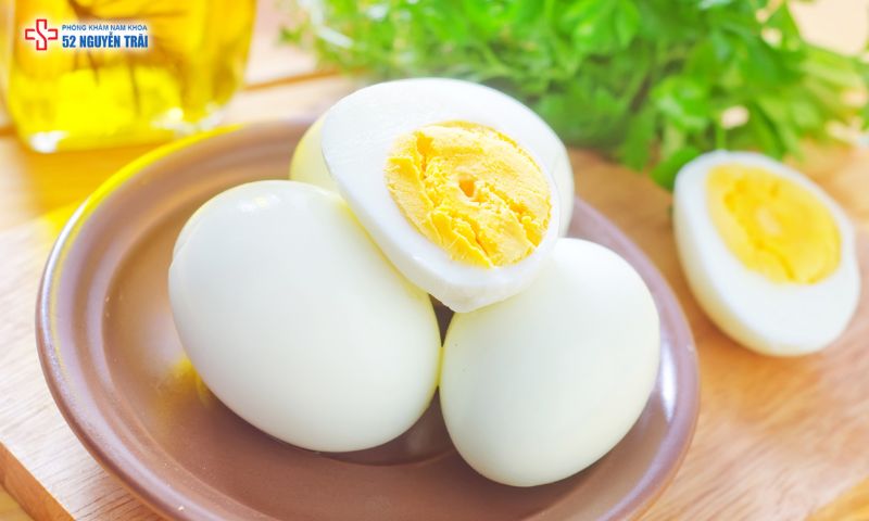 Ăn trưng gà vào bữa sáng cung cấp nguồn năng lượng dồi dào, giúp cơ thể hoạt động bền bỉ suốt cả ngày