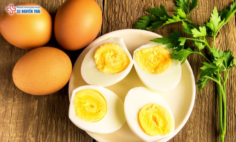 Ăn trứng gà buổi sáng có thể giúp cơ thể phục hồi nhanh hơn, đặc biệt là với những người làm việc căng thẳng, thức khuya hoặc uống nhiều rượu bia